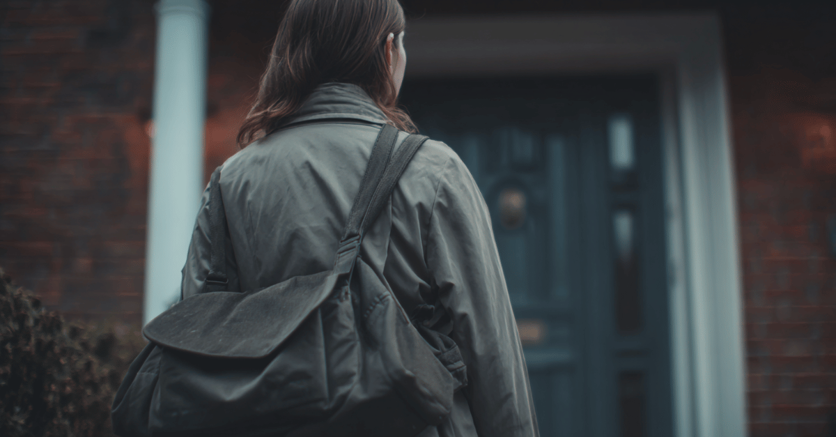 Physiotherapeutin mit Tasche vor Haustür – mobile Physiotherapie ohne eigene Praxis