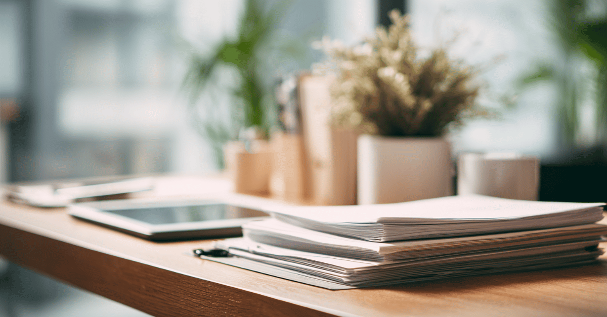 Organisierte Unterlagen und Tablet in einer Therapiepraxis zur Heilmittel-Richtlinie 2026