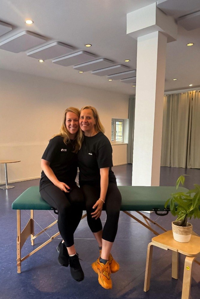 Svenja und Nora von VALEO Gesund sprechen in ihrem Kursraum über digitale Prozesse durch SMART.VO, Rehasport und moderne Praxisorganisation.