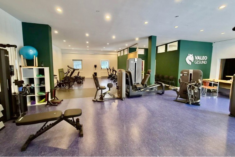 Der Fitnessbereich von VALEO Gesund zeigt moderne Trainingsgeräte für Rehasport und Sporttherapie, an denen Kundinnen und Kunden professionell begleitet oder eigenständig trainieren können.