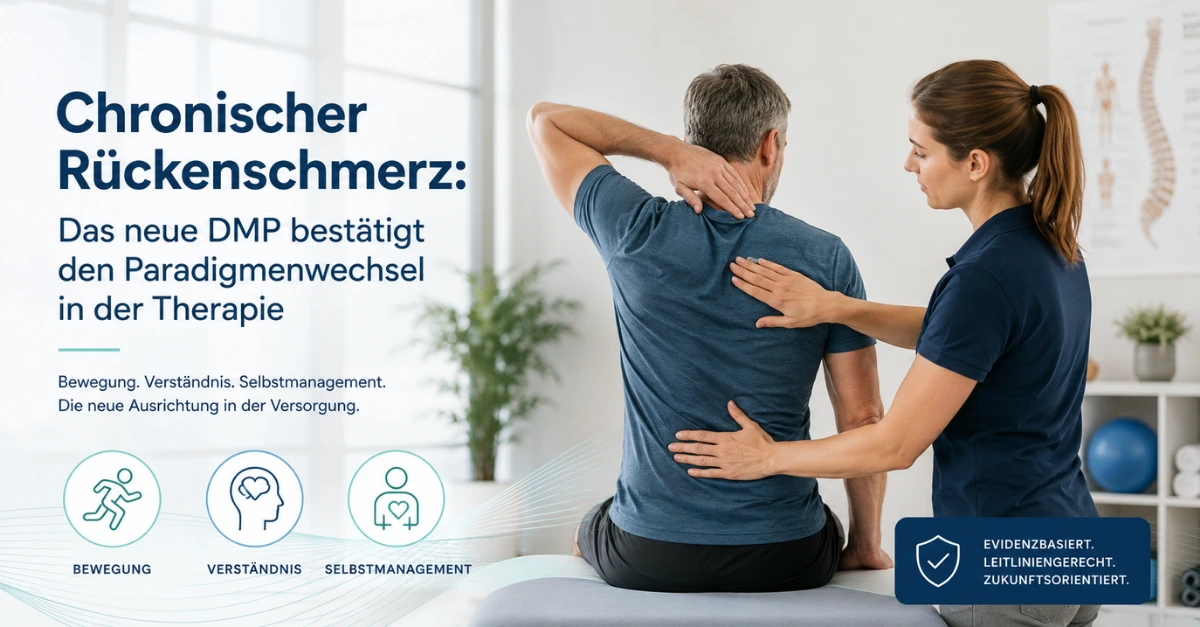 Physiotherapeut begleitet einen Patienten bei einer aktiven Übung. Das aktualisierte Disease-Management-Programm (DMP) für chronischen Rückenschmerz stärkt Bewegung, Patientenaufklärung und Selbstmanagement.