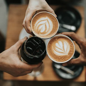Anstoßen mit Kaffeetassen