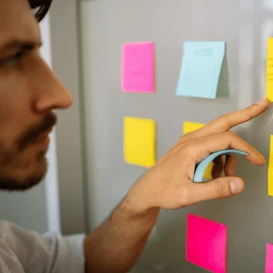 Mitarbeiter erarbeitet Ideen an einem Whiteboard