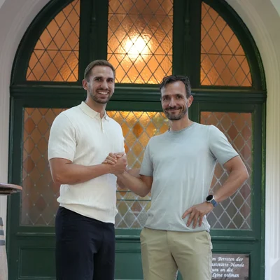 Raphael Schweda und Louis Krug von HENARA geben sich die Hand