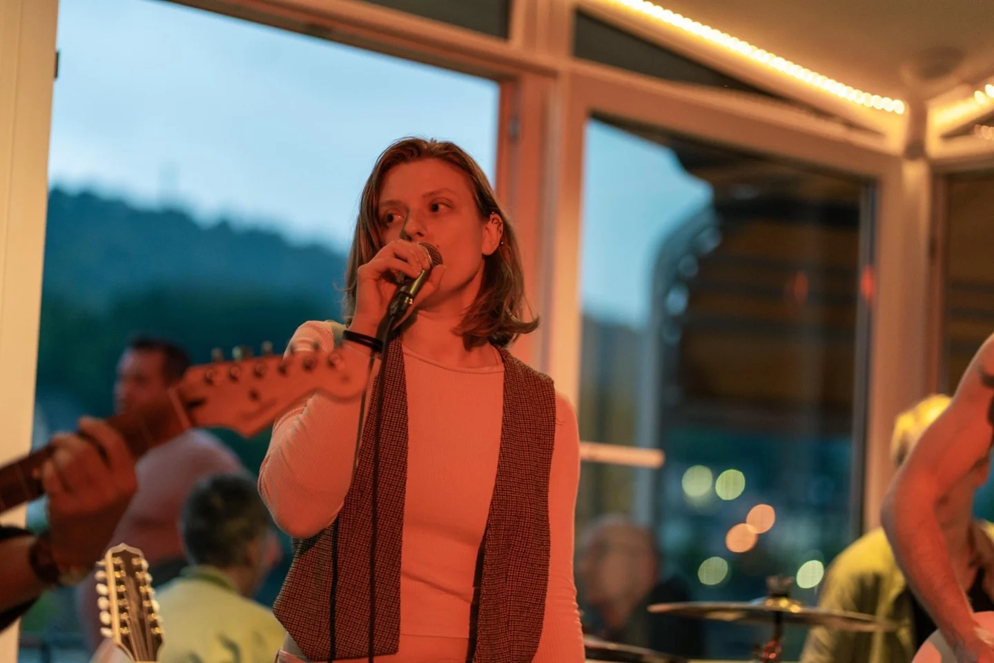 Lisa Spannemann singt live mit Mikrofon auf der Bühne