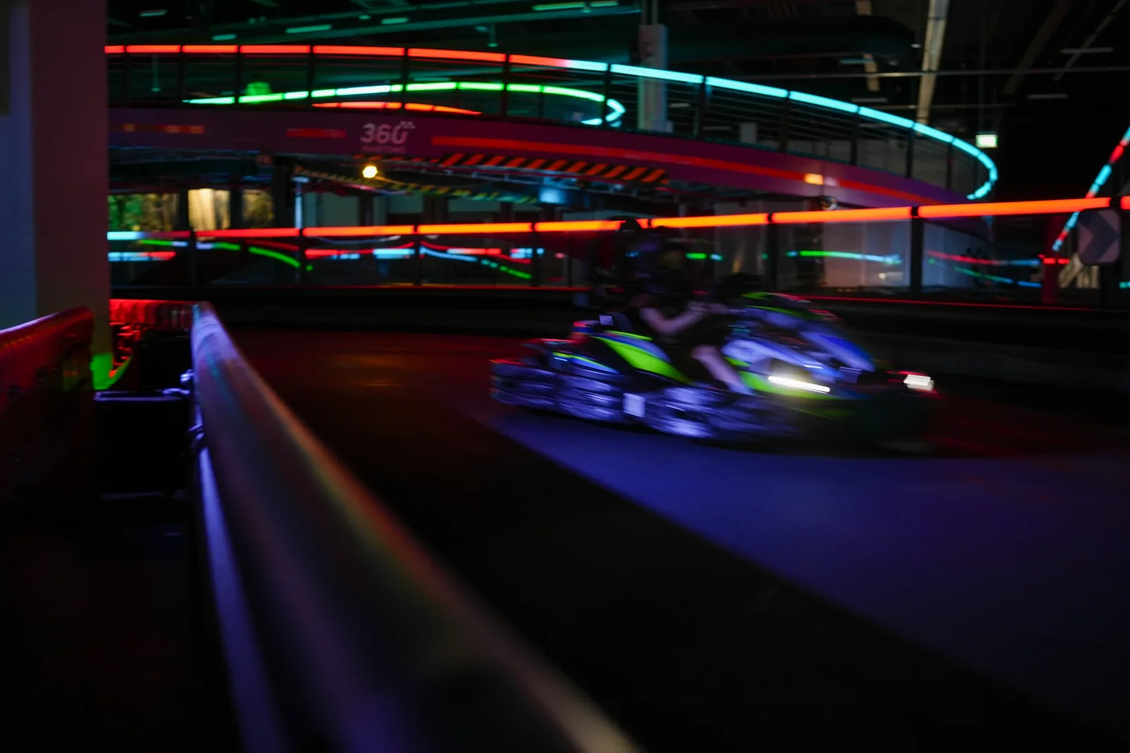 E-Kart in Fahrt auf der beleuchteten FINDORA Kartbahn