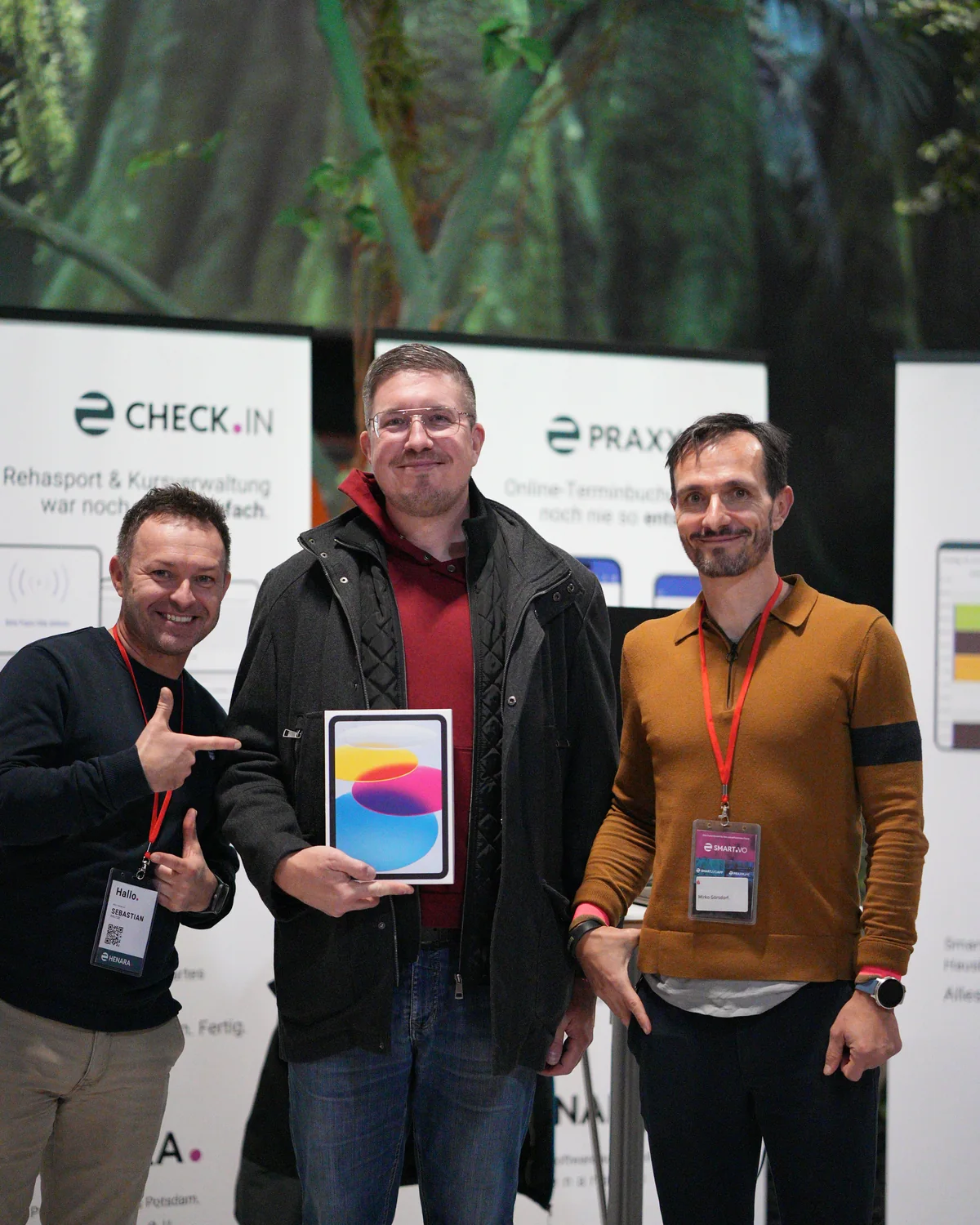 iPad-Gewinner des Therapie-Erlebnistags 2025 bei der Preisübergabe